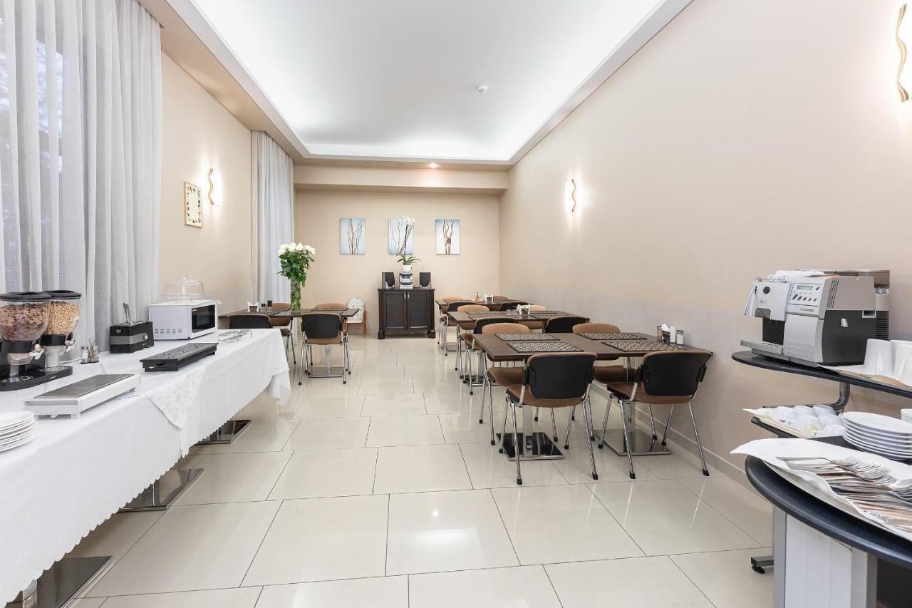 Room In Bb - Valensija - Suite For Two In Nice Hotel ยูร์มาลา ภายนอก รูปภาพ