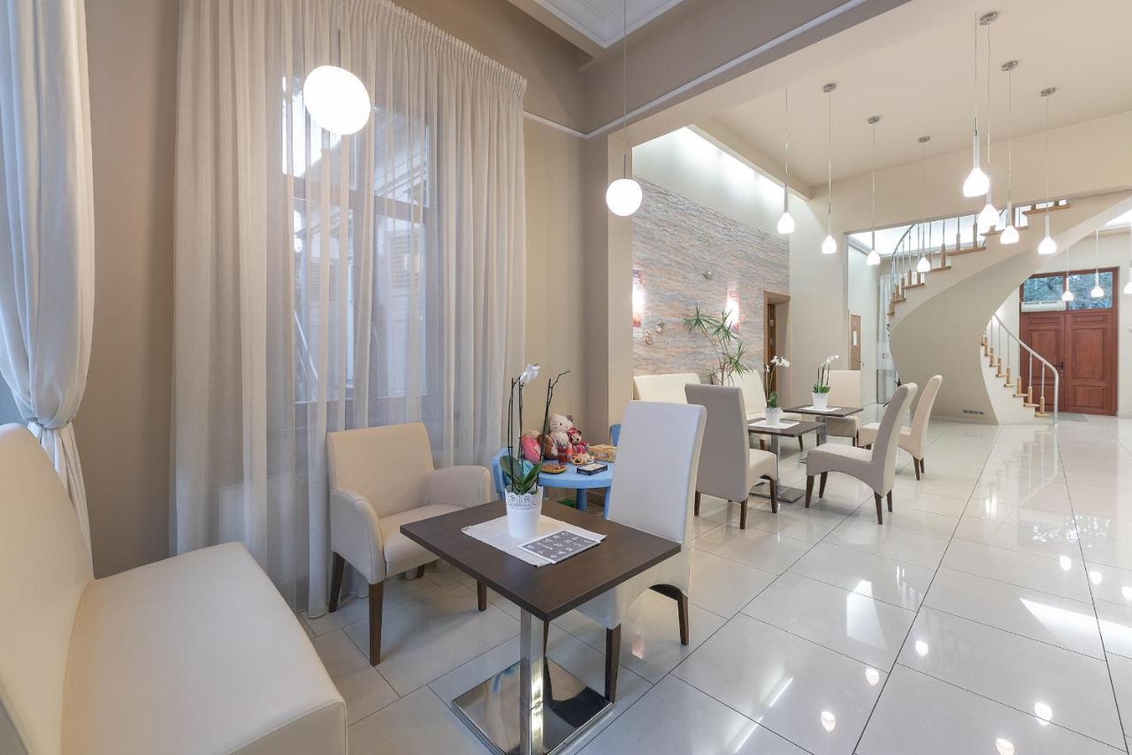 Room In Bb - Valensija - Suite For Two In Nice Hotel ยูร์มาลา ภายนอก รูปภาพ