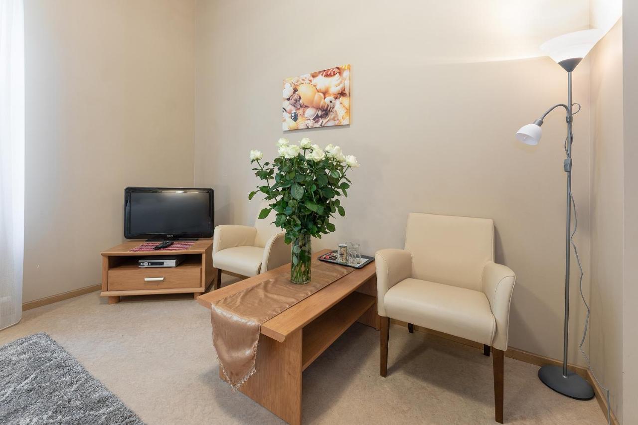 Room In Bb - Valensija - Suite For Two In Nice Hotel ยูร์มาลา ภายนอก รูปภาพ