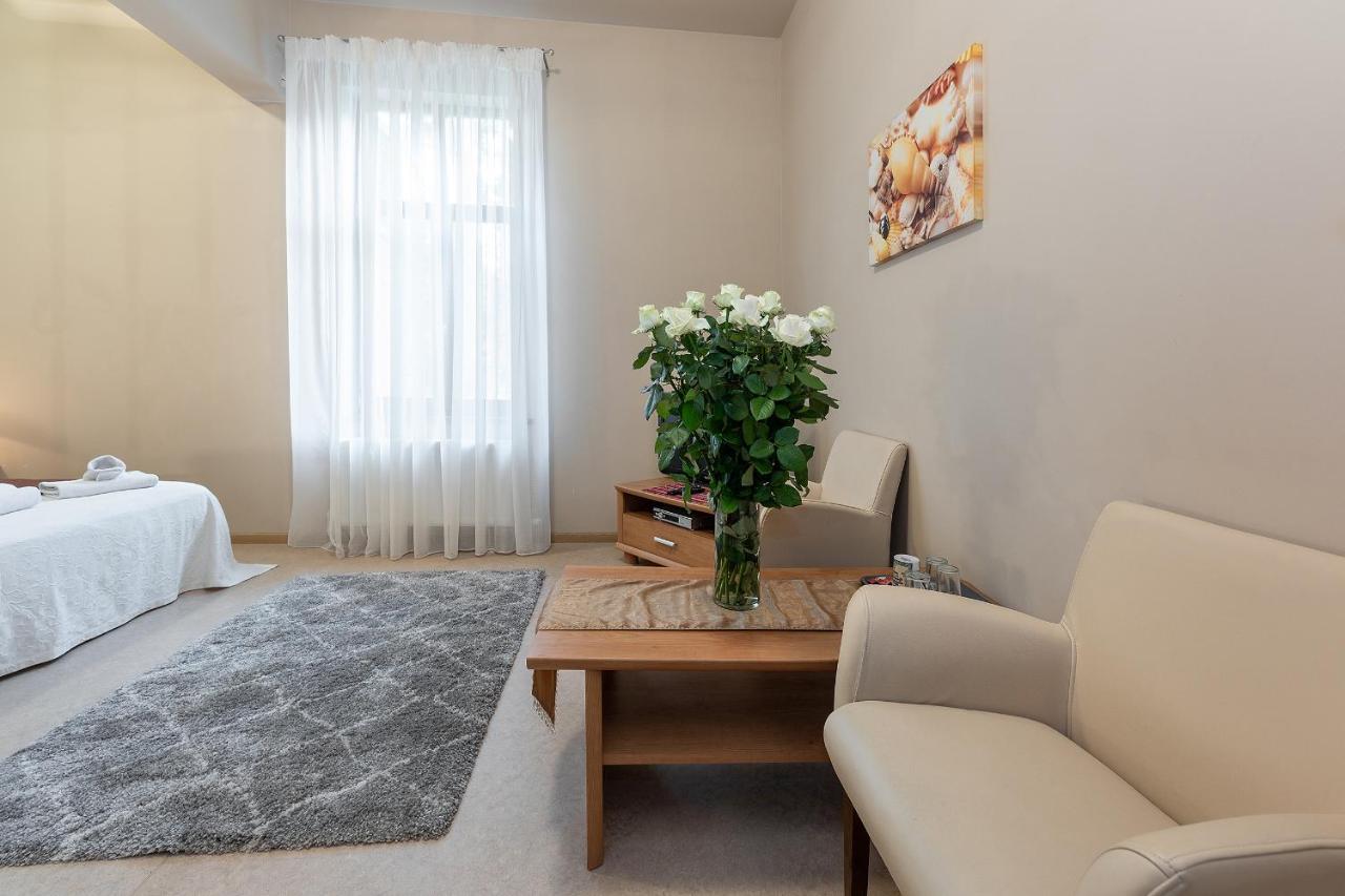 Room In Bb - Valensija - Suite For Two In Nice Hotel ยูร์มาลา ภายนอก รูปภาพ